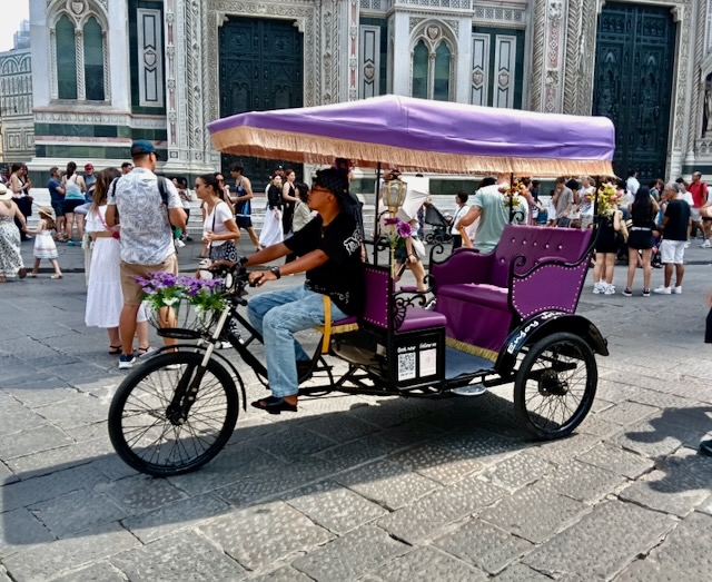 De invasie van de golfkarretjes en Riksja’s in Florence